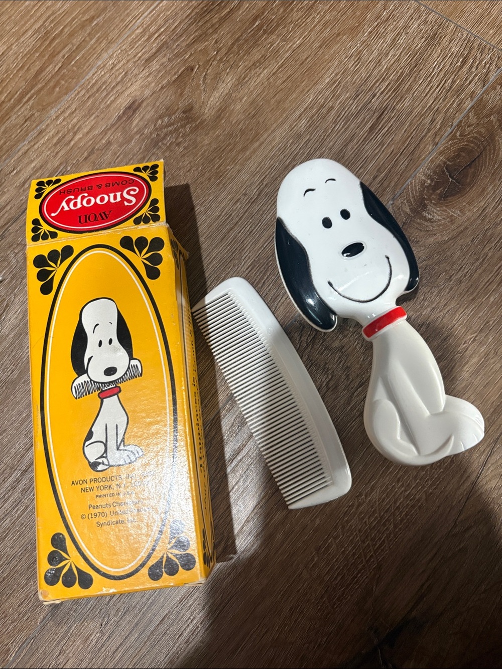 Avon Snoopy White & Black Kids Brush and Comb Set with Red Collar Accent